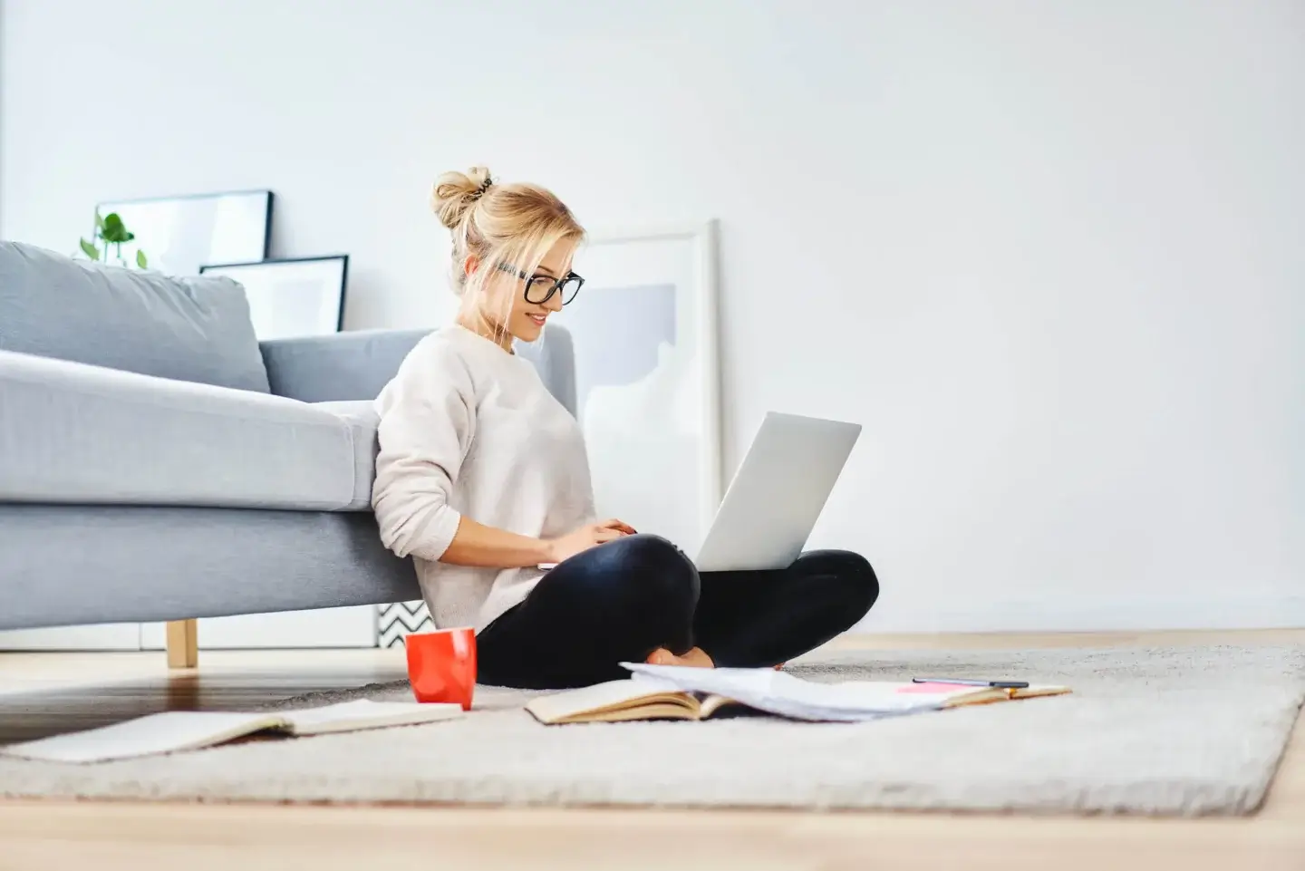 woman-sitting-on-floor-focusing-on-laptop